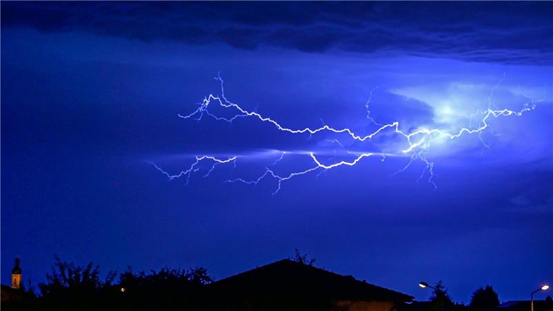 In einer Statistik zu Blitzeinschlägen lag der Landkreis Schaumburg im vergangenen Jahr in Niedersachsen vorn. (Symbolbild)