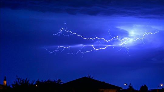 In einer Statistik zu Blitzeinschlägen lag der Landkreis Schaumburg im vergangenen Jahr in Niedersachsen vorn. (Symbolbild)