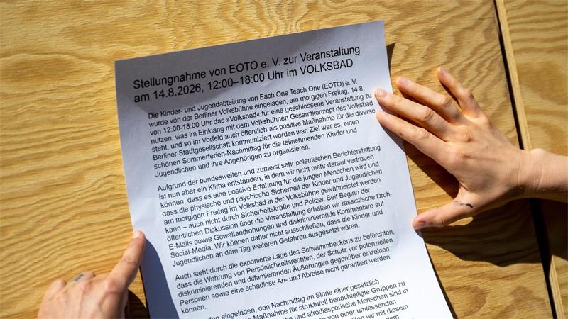 Rassistische Drohungen: Volksbühne sagt Veranstaltung ab In einer Stellungnahme begründet der Verein Eoto die Absage der Veranstaltung.