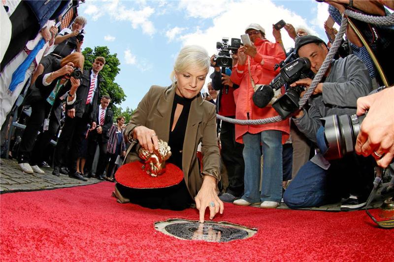 In einer Traube von Besuchern und Journalisten enthüllte Ina Müller am Nachmittag die CD-Autogrammplatte zu ihren Ehren auf dem Paul-Lincke-Platz.