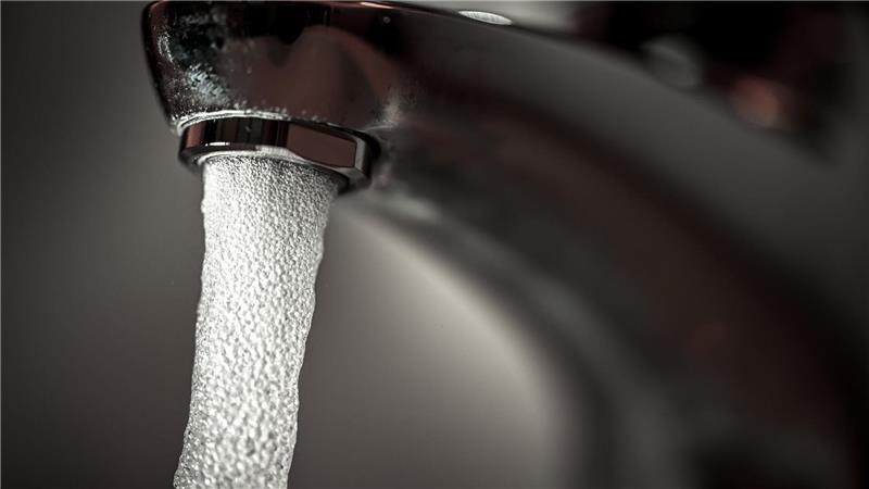 Trinkwasser läuft aus einem Wasserhahn.