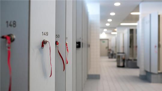 In einer Umkleidekabine im Braunschweiger Stadtbad Wasserwelt soll es zu einer Vergewaltigung an einer 12-Jährigen gekommen sein.
