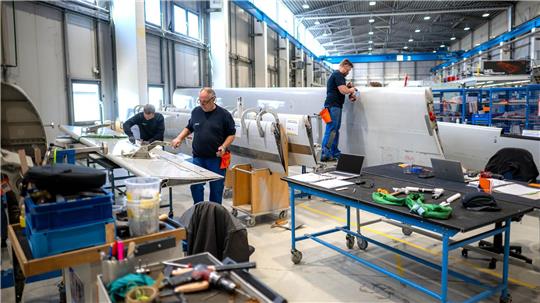 In einer Werkstatt nahe Bremen werden Flugzeugteile aus ganz Europa repariert.