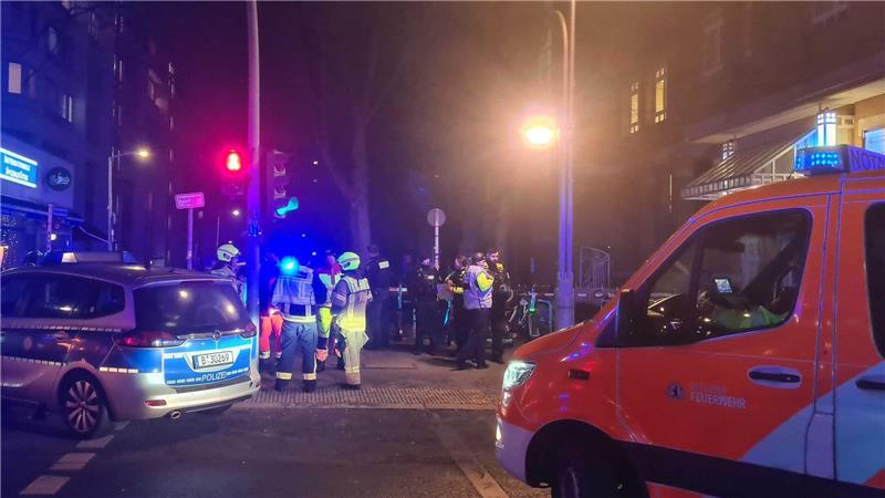 In einer Wohnung in der Wichmannstraße sind am Sonntagabend mehrere Menschen durch Schüsse verletzt worden.