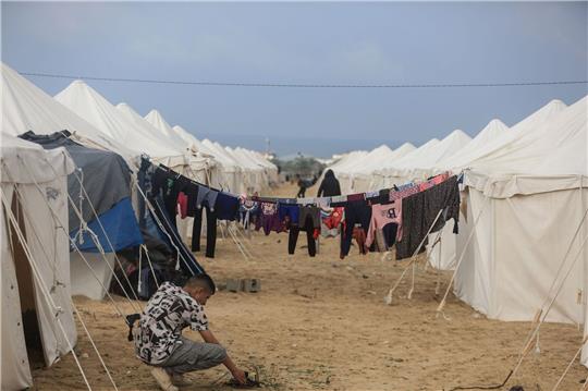 In einer Zeltstadt in Chan Junis im Gaza-Streifen werden Tausende von Palästinensern beherbergt, die wegen vor der israelischen Bombardierung geflohen sind.