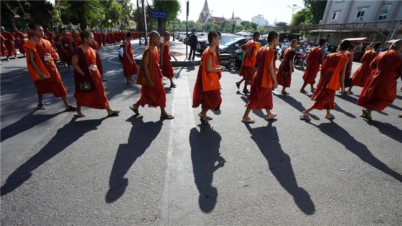 In einer Zeremonie in Phnom Penh gedenken kambodschanische Mönche der Soldaten, die bei Kämpfen mit thailändischen Truppen in Grenzgebieten starben. Sie zogen betend durch die Straßen und segneten die Überreste der Gefallenen.