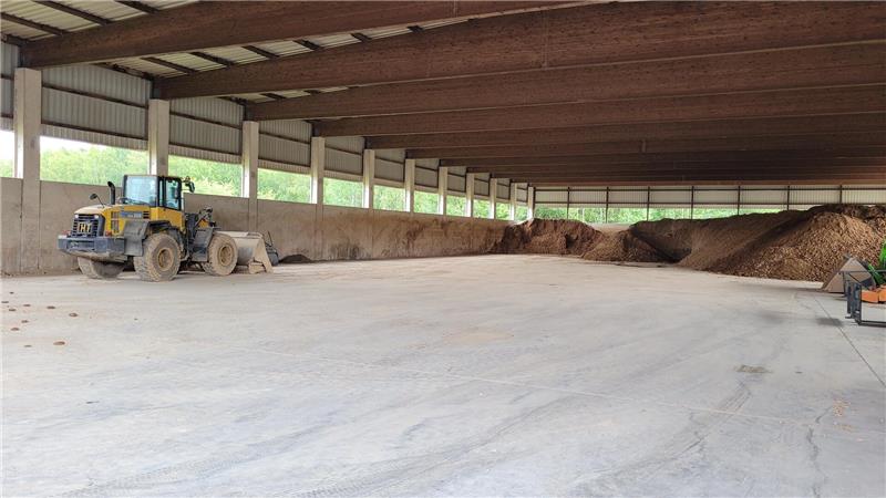 In einer großen Lagerhalle landen am Ende des Klärprozesses übers Jahr verteilt Tausende Tonnen Schlamm. Dieser wird abgeholt und in der Landwirtschaft als Dünger eingesetzt.