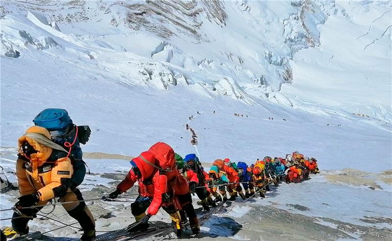 Rekordzahl von Bergsteigern will auf den Mount Everest In einer langer Schlange klettern Bergsteiger auf einem Pfad am Mount Everest.