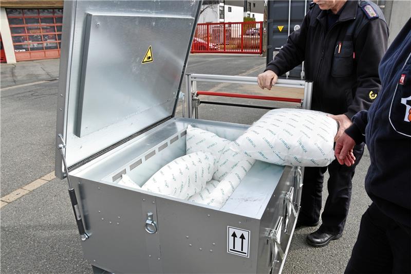 Brennende und explodierende Akkus: Gefahr im Alltag? In einer solchen Strainbox der Firma Stöbich können Akkus gefahrlos transportiert werden. Auch ein Abbrennen von Akkus ist in der Box möglich. Foto: Fricke
