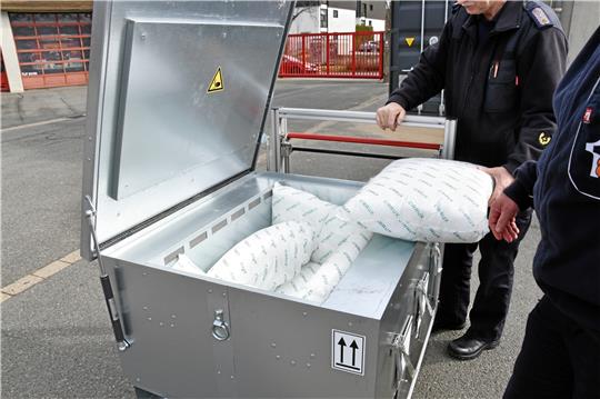 In einer solchen Strainbox der Firma Stöbich können Akkus gefahrlos transportiert werden. Auch ein Abbrennen von Akkus ist in der Box möglich. Foto: Fricke
