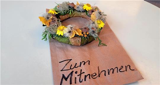 In einfachen Umschlägen oder Papiertüten legt irgendjemand seit Wochen schon kleine Kränze „zum Mitnehmen“ im Eingangsbereich des Ärztehauses ab. Foto: Exner