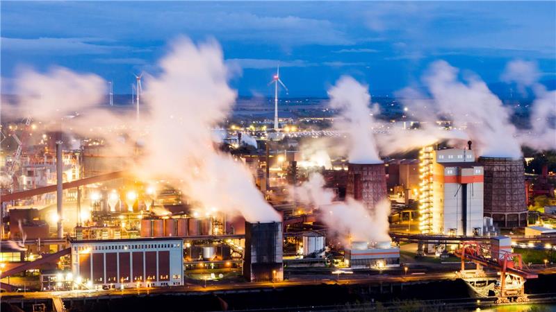 In einigen Industriezweigen wie bei der Stahlproduktion fallen Restemissionen von CO2 an, die auch durch neue Techniken bislang nicht ganz vermieden werden können. (Archivbild)