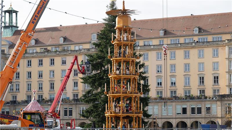 In einigen Innenstädten in Deutschland - wie hier in Dresden - beginnen in diesen Tagen die Aufbauarbeiten für die Weihnachtsdeko.