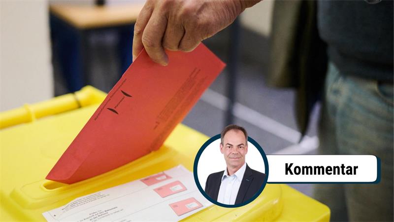 Eine Hand hält einen roten Umschlag und steckt ihn in eine gelbe Tonne.