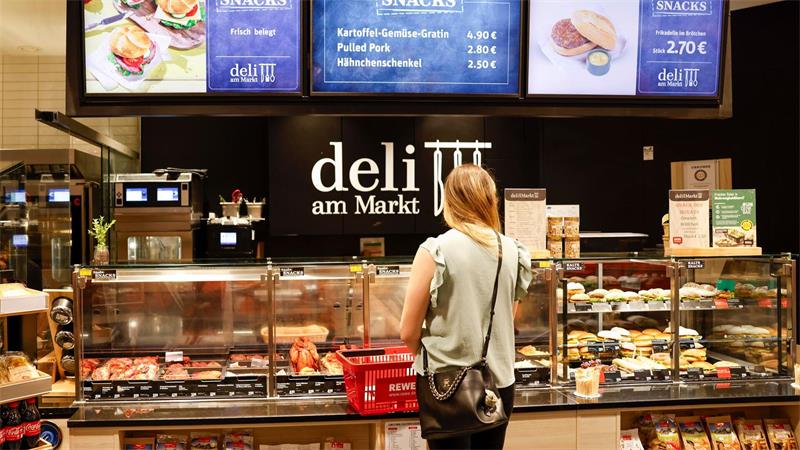 In einigen Rewe-Filialen gibt es ein Deli, in dem sich Kunden mit frischen Speisen eindecken können.