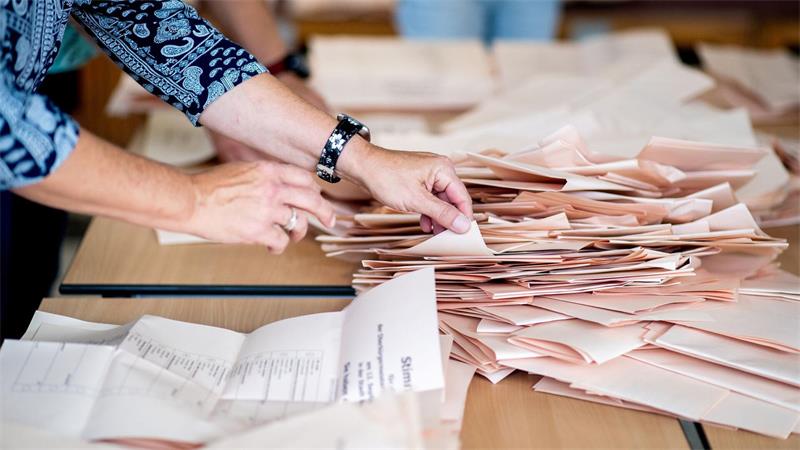 In einigen Tagen werden wieder die Stimmzettel in Niedersachsens Kommunen ausgezählt. (Archivbild)
