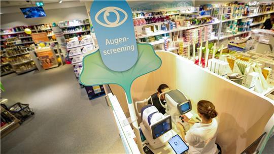 In einigen dm-Filialen kann man jetzt ein Augenscreening machen lassen. (Archivbild) 