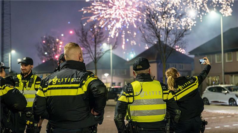 In einigen niederländischen Städten wurde die Polizei mit Böllern beworfen.