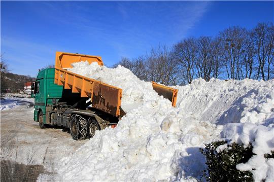 In etlichen Ladungen transportieren Lastwagen den Schnee aus der Stadt auf den Großparkplatz am Silberbornbad, wo er über Wochen langsam dahinschmilzt.