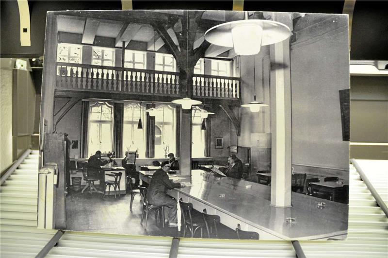 In fast hundert Jahren Bibliotheksgeschichte hat sich vieles geändert. Es gab sogar eine eine Zeit, in der nur Herren die Lesehalle benutzen durften.  Archivfoto: Stadtbibliothek