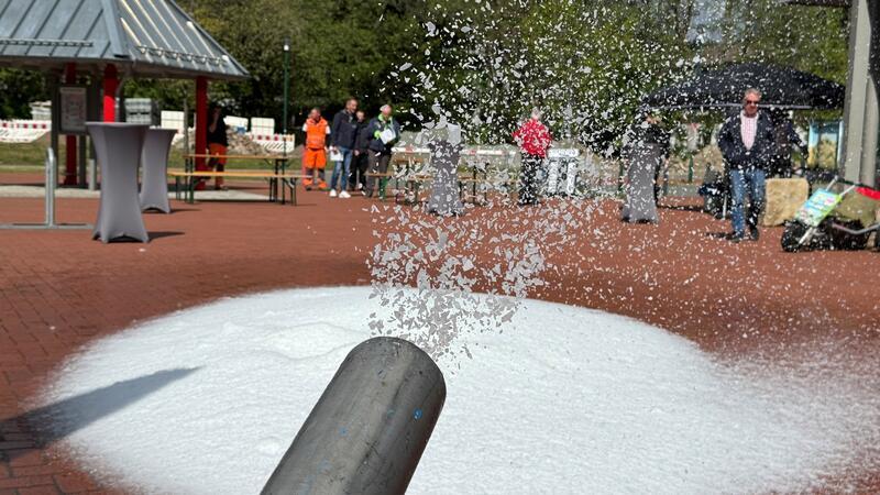 Das Foto zeigt Schnee, der aus einem Rohr geschossen wird.