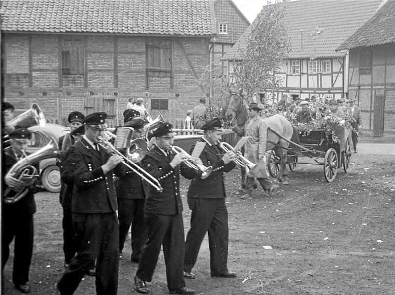 In früheren Jahren gehört zum Mausebrunnenfest in Heißum auch immer ein Festumzug. Dieses Foto stammt aus den 1950er Jahren, als das Dorf sein Volksfest nach dem Zweiten Weltkrieg wiederbelebt hat. Fotos: Archiv Mertinat