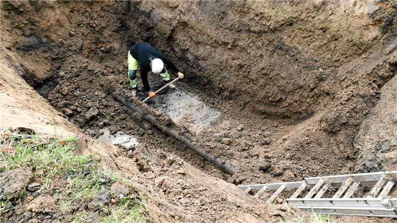Ein Arbeiter in einem großen Loch