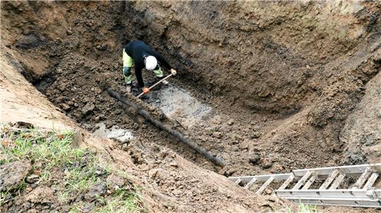 Ein Arbeiter in einem großen Loch