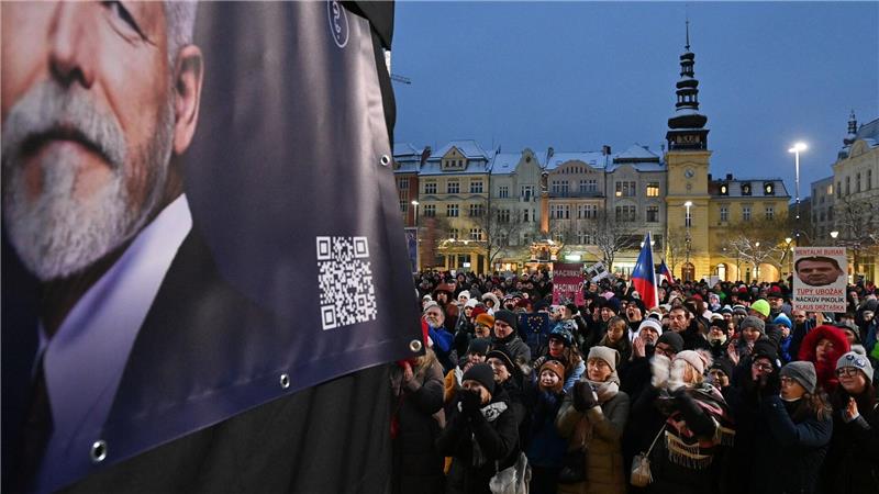 In ganz Tschechien gehen Menschen aus Solidarität mit ihrem Präsidenten Pavel auf die Straße. Er befindet sich in einem Machtkampf mit der Regierung von Andrej Babis.