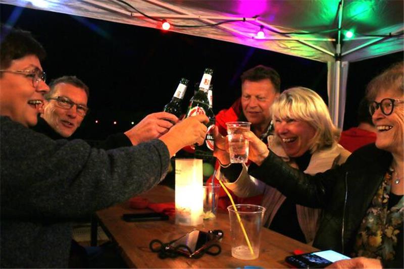 Coole Cocktails und abendlicher Schwimmspaß In geselliger Runde finden Freibadfreunde gerne zusammen.