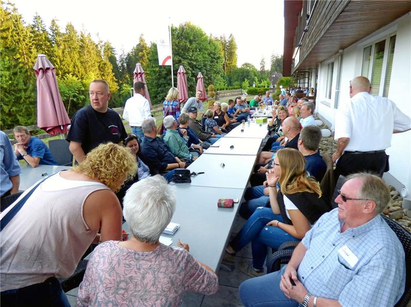 In großer Runde plaudern die Zurückgekehrten vor dem BSW-Hotel Festenburg.