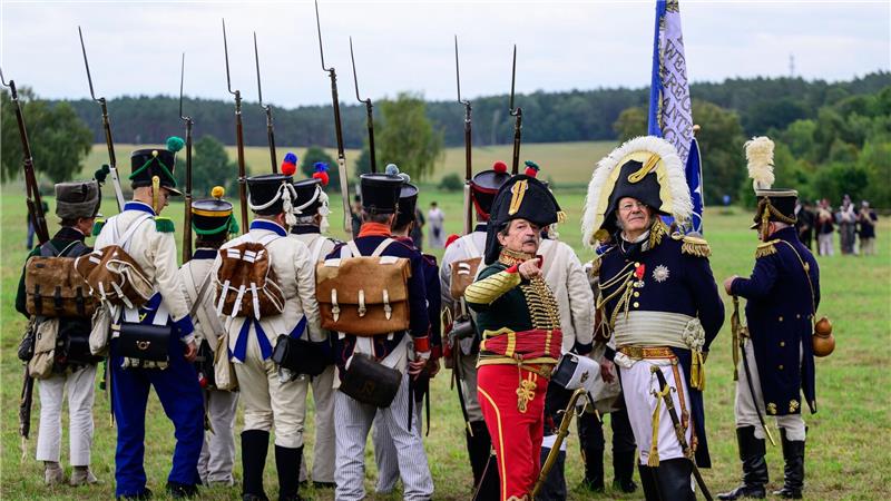 Historische Göhrdeschlacht mit 150 Darstellern nachgestellt In historischen Uniformen spielen etwa 150 Darsteller die Göhrdeschlacht nach.