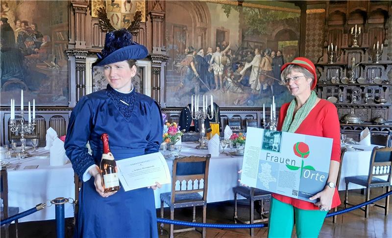 In historischer Kulisse: Katrin Dziekan (li.), wissenschaftliche Mitarbeiterin in Schloss Wernigerode, in der Rolle der „Anna zu Stolberg-Wernigerode“ und Anke Triller, Koordinatorin der Frauen-Orte Sachsen-Anhalt.  Foto: Schloss Wernigerode