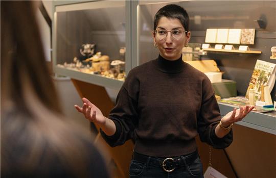 In ihrem Element: Lea Knupper führt durch die Sonderausstellung. Sie hofft, dass sich viele Menschen von der Begeisterung für die Zinnfigur anstecken lassen.
