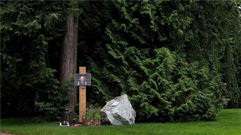 In ihrem Heimatort Garmisch-Partenkirchen gibt es eine kleine Gedenkstätte im Kurpark. (Archivbild)
