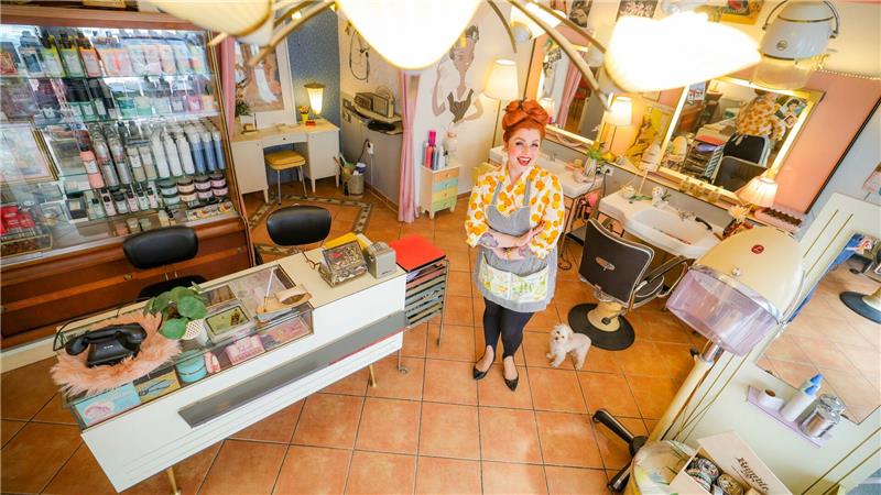 60er-Leben mit Röhrenfernseher und Wählscheibentelefon In ihrem Salon entstehen Frisuren wie in den 60ern.