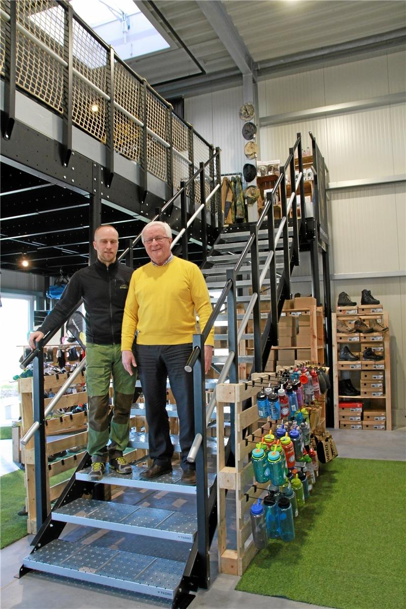 Ehemaliger WvS-Direktor handelt nun mit Ausrüstung für Soldaten In ihrem neuen „Outdoor-Concepts“-Laden: Die Geschäftsführer Mathias und Ludwig Himstedt.  Fotos: Potthast