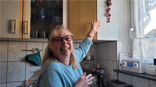 In ihrer Küche hat Petra Borkert rund 20 Glücksschweinchen aus unterschiedlichen Jahren hängen.