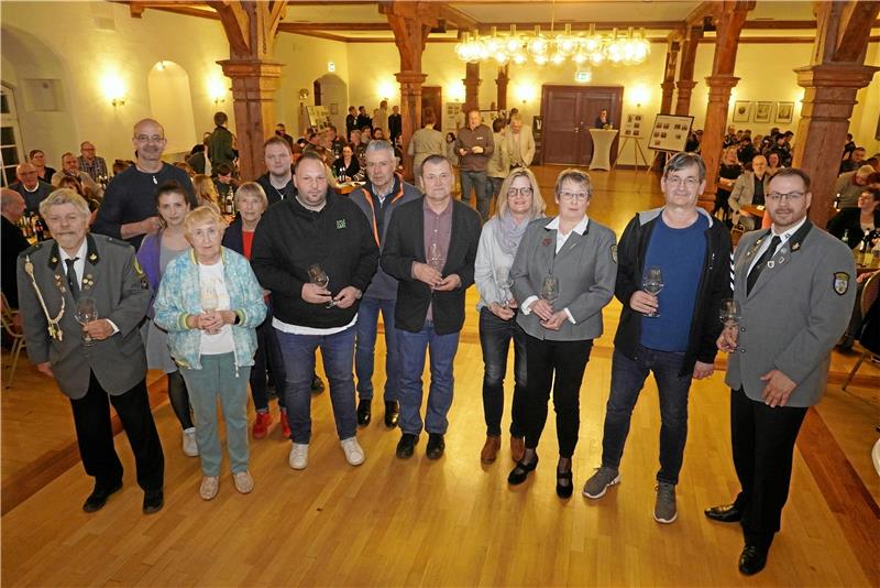 In jedem Jahr können die Bad Harzburger Sportvereine für die Sportlerehrung Ehrenamtliche benennen, denen im feierlichen Rahmen für ihre Arbeit gedankt wird. Die Ehrengaben werden dann von den jeweiligen Vorsitzenden oder deren Vertretern überreicht. Foto: Schlegel