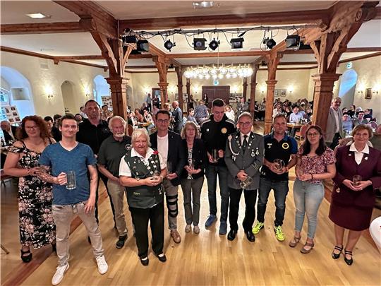 In jedem Jahr werden auch Ehrenamtliche mit einem gläsernen Pokal geehrt, ohne die die Arbeit im Sportverein gar nicht möglich wäre. Foto: Schlegel
