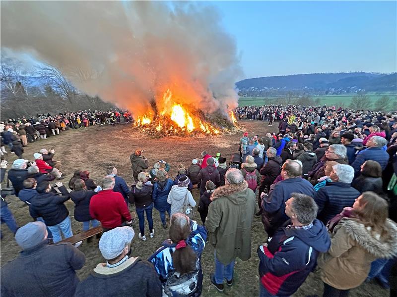Alles Wichtige zu Bad Harzburgs Osterfeuer In jedem Jahr – wie hier 2023 – kommen Hunderte von Besuchern an den Weißen Stein, um dort das Osterfeuer zu erleben. Archivfoto: Schlegel