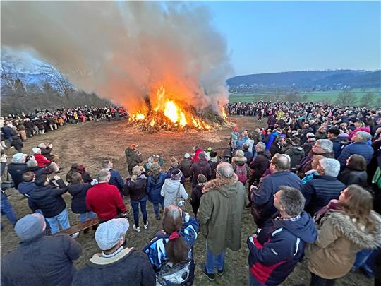 In jedem Jahr – wie hier 2023 – kommen Hunderte von Besuchern an den Weißen Stein, um dort das Osterfeuer zu erleben. Archivfoto: Schlegel