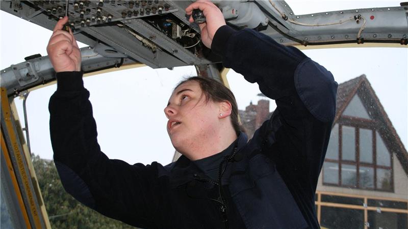 In jeder freien Minute schraubt die 29-Jährige an dem Hubschrauber.