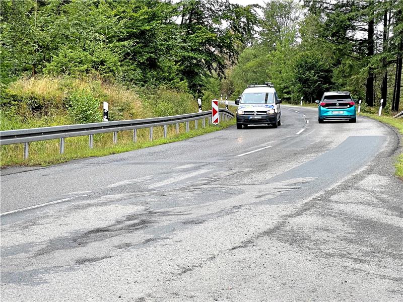 In keinem guten Zustand: Die Kreisstraße 68 zwischen Braunlage und der Auffahrt Braunlage-Nord ist voller kleiner Schlaglöcher und soll deshalb von nächstem Montag an für 650.000 Euro saniert werden. Foto: Eggers