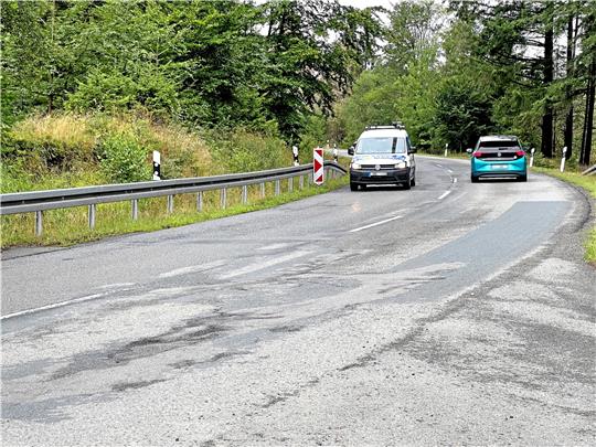 In keinem guten Zustand: Die Kreisstraße 68 zwischen Braunlage und der Auffahrt Braunlage-Nord ist voller kleiner Schlaglöcher und soll deshalb von nächstem Montag an für 650.000 Euro saniert werden. Foto: Eggers