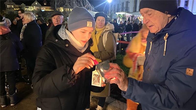 In kleinen und großen Laternen wird das Friedenslicht am Freitagabend weitergegeben.