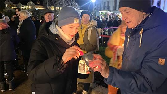 In kleinen und großen Laternen wird das Friedenslicht am Freitagabend weitergegeben.