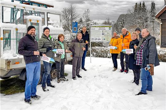 In kleiner Runde eröffnet der Verkehrsverein die drei neuen Wanderwege rund um die Altenauer Schützenklippe. Foto: Privat