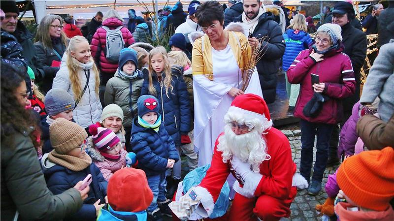In kürzester Zeit bildet sich eine Traube von Kindern um den Weihnachtsmann.