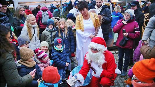 In kürzester Zeit bildet sich eine Traube von Kindern um den Weihnachtsmann.